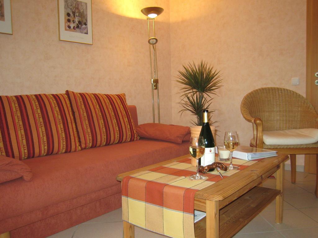 Sch ne Wohnung in der Moselregion Kinheim Exterior foto